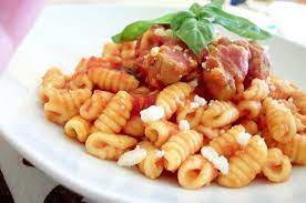 Gli gnocchetti sardi alla contadina sono un primo umile e saporito, buonissimo anche se mangiato freddo. Ricetta Malloreddus Alla Campidanese Dissapore
