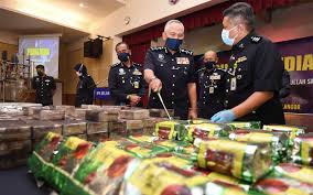 Anak kelahiran petaling jaya itu memiliki ijazah sarjana sains (pengurusan) daripada universiti utara malaysia (uum) dan menyertai polis diraja malaysia (pdrm). 2cl4ydw4rety1m