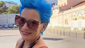 Gosto ou vontade em "ser falada"? Wanda Stuart esclarece o seu cabelo azul 
