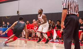 Late Run Puts Mavericks over Spartans in Men's Basketball