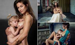 Woman hits out at breastfeeding shamers by nursing while naked | Daily Mail  Online