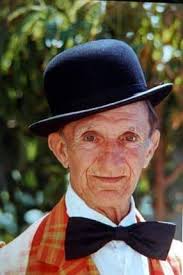 Su verdadero nombre era Juan Antonio Rezzano Ferrin. Nació en 1914 y  falleció en 1994. Era el ser más dulce que conocí. De una magia y  amabilidad total!!! Alguien saben quién es?