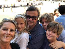 Secondo l'ex carlo calenda non immaginava neppure lontanamente che la sua provocazione sui ceffoni ai figli. Carlo Calenda In Visita A Siena Con La Famiglia Gazzetta Di Siena