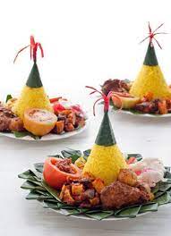 Nasi Kuning Jawa Enak Dan Istimewa Indonesian Cuisine Malay Food Food Garnishes