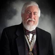 What are the coloration differences in the two Pelicans?