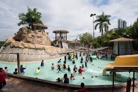 Harga tiket adalah seperti berikut: Wet World Water Park At Shah Alam