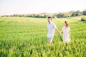 Foto prewedding ala jawa dengan background rumah adat jawa atau rumah joglo merupakan konsep yang elok dan keren. 92 Foto Prewedding Terbaik Casual Unik Hijab Indoor Outdoor 2019