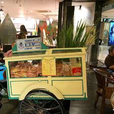 Pada 1953, tan ek tjoan mulai melebarkan sayap ke jakarta dengan membuka toko roti di kawasan hiburan sohor, yaitu taman sari. Toko Roti Tan Ek Tjoan Yang Sudah Melegenda Banget