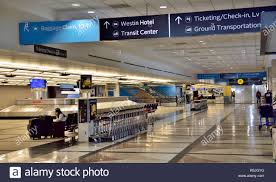 Der denver international airport zählt zu den mysteriösesten flughäfen in der welt.er zeigt einige finstere symbole und wird mit der new world order (nwo) in verbindung gebracht. Denver Flughafen Stockfotos Und Bilder Kaufen Alamy