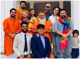 Taimur S Pic Is Too Adorable For Words With Images Taimur Ali Khan Family Portraits Family Portrait Poses