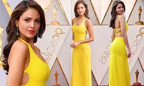 Oscars 2018: Eiza Gonzalez stuns in sunny backless gown | Daily Mail Online