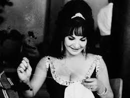 شغل خبر وفاة الفنانة المصرية الشهيرة شادية وسائل التواصل الاجتماعي على مختلف منصاتها عبر وسم #شادية، ما جعله واحدا من الوسوم التي تصدرت قائمة التغريد العالمي. ØªØ¹Ø±Ù Ø¹Ù„Ù‰ Ø£Ù…Ù†ÙŠØ© Ø§Ù„ÙÙ†Ø§Ù†Ø© Ø´Ø§Ø¯ÙŠØ© Ø§Ù„ØªÙ‰ Ù„Ù… ØªØªØ­Ù‚Ù‚ Ø¹ÙŠÙ†