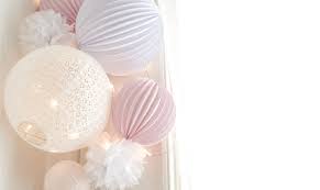 Inévitablement, jouets et accessoires riment avec désordre. Chambre Bebe Et Enfant Des Lampions Pour La Decoration Murale