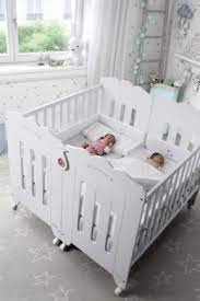 Uykunun, bebeklerin gelişiminde özellikle de yenidoğanlarda önemi çok büyüktür. Ikiz Yenidogan Bebekler Icin Yatagi 31 Fotograf Ikizler Ve Ikizler Icin Cocuk Yataklarini Secin