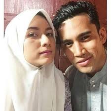 Setelah selesai menyelesaikan kuliahnya di london. Drama Novel Duda Terlajak Laris