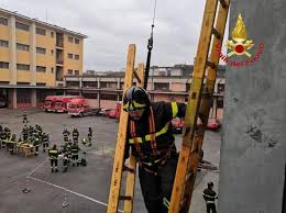 Il volontario riceve in dotazione la divisa e l'equipaggiamento che vanno restituiti nel momento in cui si. Settembre 2019 Comitato Idonei Vvf 250