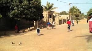 Jugar en la calle era lo mejor después de llegar del colegio y coger la merienda, ahí estábamos, con nuestros amigos, esos que lo os proponemos que vuestros niños y niñas jueguen, se ensucien, se cansen, vuelen, salten, corran, se caigan y se levanten porque serán los más bonitos recuerdos que. Jugando Al Futbol En La Calle Cerca De Senegambia Gambia Youtube