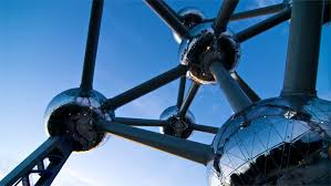 Eisenkristallmolekül wahrzeichen von der weltausstellung 1958. Atomium Sehenswurdigkeiten Brussel