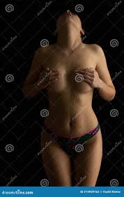 Mulher Nua Sensual No Chuveiro Foto de Stock - Imagem de relaxamento,  encantador: 214939162