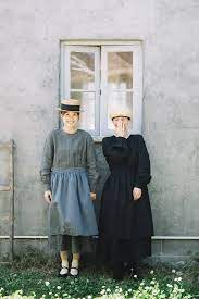 昔の映画に出てくるようなエプロンつきワンピースで 友人を訪ねました 暮らしとおしゃれの編集室 ファッションアイデア ワンピース エプロン