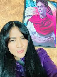 I have not seen many photos with Frida , with her hair loose! 😍