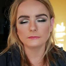 love this look 😍 created using multiple tones of browns and gold shimmer  with a natural pink lip🖒