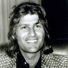 Mike brant chanteur et compositeur israélien fils d'un fonctionnaire israélien, né à nicosie (chypre), mike brant se lança dans la chanson au milieu des années 60. Mike Brant Oui Moshe La Carte De Ton Ciel T Avait Dote Facebook