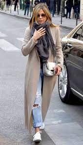 5 It Trends Jennifer Aniston And Rachel Green Would 110 Add To Your Closet Jennifer Anniston Style Coat Beige Coat Outfit