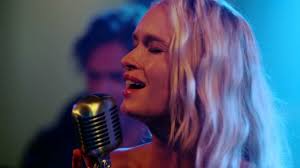 Watch Fire Country's Leven Rambin and Billy Burke perform "Vice" by Miranda  Lambert at Smokey's Tavern!