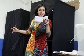 La diputada del pc, karol cariola, publicó en su cuenta de twitter este miércoles tres fotos relacionadas con ex militares que. Fotos Karol Cariola Voto En El Liceo Valentin Letelier De Recoleta Cooperativa Cl