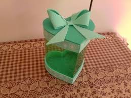 Caixa De Presente De Garrafa Pet Diy Caixinha De Garrafa Pet E Eva Reciclagem Dia Das Maes Plastic Bottle Crafts Bottle Crafts Plastic Bottle Art