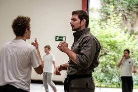 Er ist 35 jahre alt, wohnt in hamburg und ist kampfsportlehrer und schauspieler. Benjamin Piwko Kampfsporttrainer Gesellschaftsbilder De