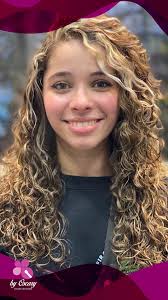 ¿Quién dijo que no se puede decolorar y cuidar al mismo tiempo? 💁🏽‍♀️, En  By Oscary, la salud de tus rulos es prioridad 💆🏽‍♀️💛, Agregamos luz,  dimensión y mucha actitud, sin perder definición., ¿Te ...