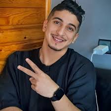 كاين واحد نوع متعصب لرياضة كمال الأجسام بحيت كتلقاه هوا كيدير ملاكمة او لا  شي لعبة كيجي يعيب عليها او كيبداو بديك لهضرة ديال لي نفخو لحديد يفشو لحديد  وا دوباج وا