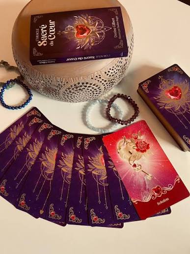 𝗔𝘂 𝗰𝗼𝗲𝘂𝗿 𝗱𝗲𝘀 𝘁𝗲𝘅𝘁𝗲𝘀 &bull; 𝗟𝗲𝘀 𝗼𝗿𝗮𝗰𝗹𝗲𝘀 🔮 Les oracles occupent une place un peu &agrave; part dans les projets que j'accompagne 😊 Ce coffret compos&eacute; d'un livret et de cartes illustr&eacute;es