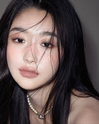 아련한 #윤광메이크업 💙🩵🤍 𝑆𝐻𝐴𝐷𝑂𝑊 @hince_official #힌스트루디멘션래디언스밤 dawn ray  𝐶𝐻𝐸𝐸𝐾 @inglot_cosmetics #잉글롯AMC페이스리퀴드블러쉬 95 figgy cheek 𝐿𝐼𝑃  @clio_official #클리오크리스탈글램틴트 07모던코랄베이지