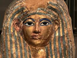 Il Direttore del Museo Egizio di Torino Christian Greco ha presentsto ieri  il nuovo allestimento della Sala del corredo funebre di Kha e Merit. Con  luci innovative, infografiche, magazzini a vista dei