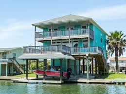 Coastal Retreat Vacation Rental In Galveston Tx In 2020 Coastal Retreat Hotels With Balconies Balcony Design