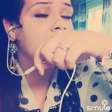 Istun huoneen pimeässä