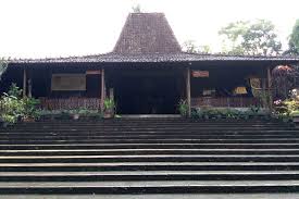 Pada mulanya filosfis bentuk gunung tersebut diberi nama atap tajug, tapi kemudian berkembang menjadi atap joglo atau juglo. Rumah Joglo Jawa Tengah Halaman All Kompas Com