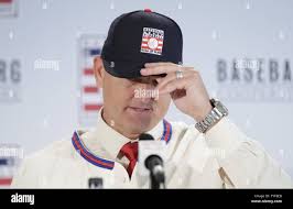 30. Januar 2018: Ben Lovejoy (12), Verteidiger der New Jersey Devils, fährt  den Puck am Buffalo Sabres Center vorbei Ryan O'Reilly (90) während der  zweiten Spielzeit im NHL-Hockeyspiel zwischen den New Jersey