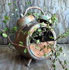Selber Ungewohnliche Gartendekoration Machen 60 Upcycli In 2020 Gartendeko Selber Machen Garten Recycling Diy Gartendekoration
