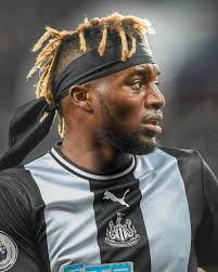 🤌🏾🔥 Mr Gucci cerchietto... L'ABITO SHAKER del calcio sta tornando al Main  Stage Football Allan Saint-Maximin (27) sta tornando in Europa con la Lega  di Antonio Conte che supera il Napoli dopo