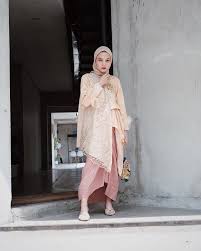 Untuk mengetahui cara menjahitnya simak kembali tutorial menjahit biku atau pinggiran ujung kain brokat pada baju kebaya modern. 40 Model Kebaya Muslim Yang Stylish Dan Trendi Untuk Kondangan Updated 2021 Bukareview