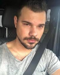 استكشف هذه السيرة الذاتية لمعرفة المزيد عن طفولته. Taylor Lautner Facebook
