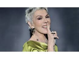 Caterina caselli (modena, 10 aprile 1946) è una cantante, produttrice discografica, attrice e conduttrice televisiva italiana, popolare soprattutto negli anni sessanta e nota per la canzone nessuno mi può giudicare. Tanti Auguri Caterina Caselli 74 Anni Da Battaglia Dal Casco Ribelle Alla Lotta Contro Il Cancro Corriere It