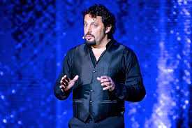 Enrico brignano torna alla guida di uno spettacolo televisivo degno di un ritmo che il conduttore cavalcherà per accogliere sul palco i diversi ospiti voluti per questo appuntamento inedito. Enrico Brignano In Un Ora Sola Vi Vorrei Art Hotel Udine