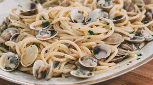 Esiste perfino la versione senza vongole, che altro non è che spaghetti aglio e olio (aglio e uoglie). Spaghetti Alle Vongole Cremosi La Vera Ricetta Tradizionale Youtube