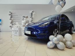 Tesla is accelerating the world's transition to sustainable energy with electric cars, solar and integrated renewable energy solutions for homes and businesses. Tesla Tesla Twitter