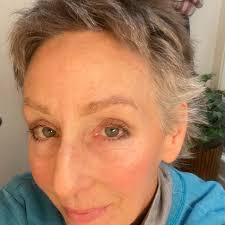 Which of Lady Peel's fabulous accessories is your favorite? 👑💍🌺 Julia  Floyd was born in 1795 in Chennai, India, during British colonial rule. In  1820, she married the British statesman Sir Robert